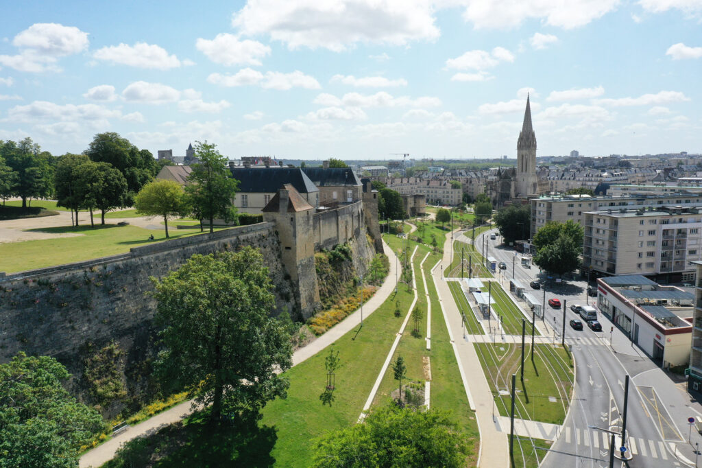Vue aérienne de l'aménagement entre le château et l'Eglise Saint-Pierre