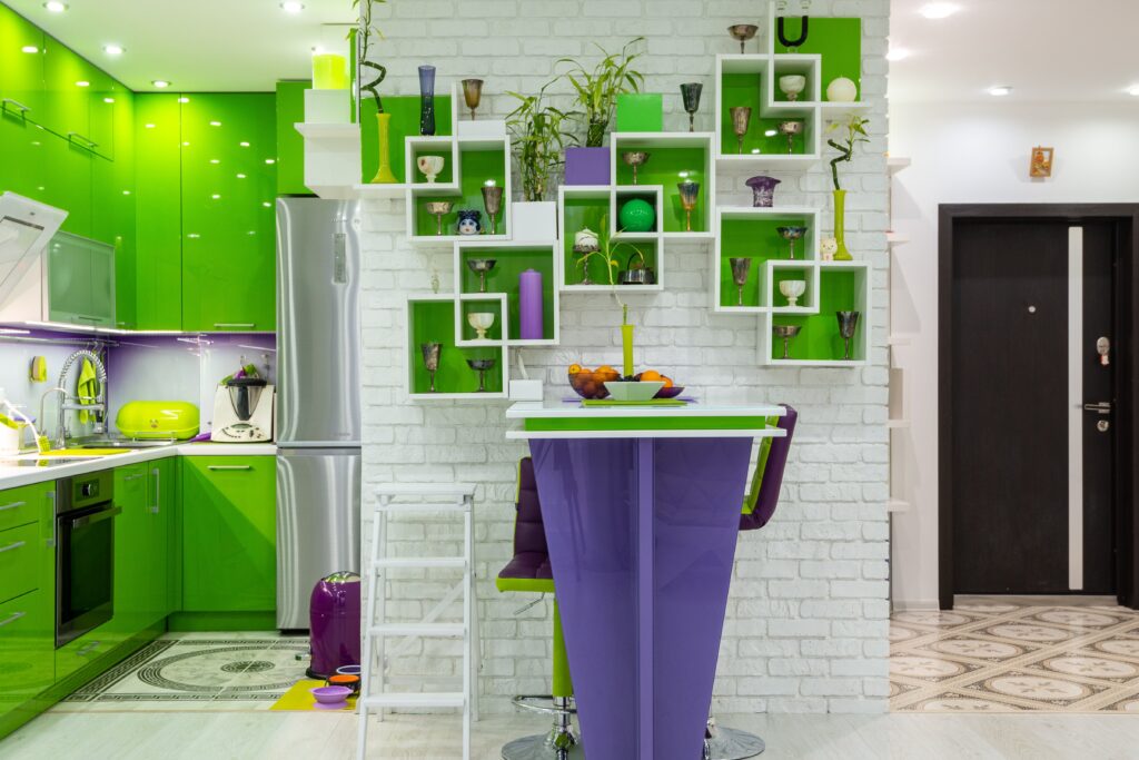 Travaux de décoration de logement aux couleurs excentriques vert et violet